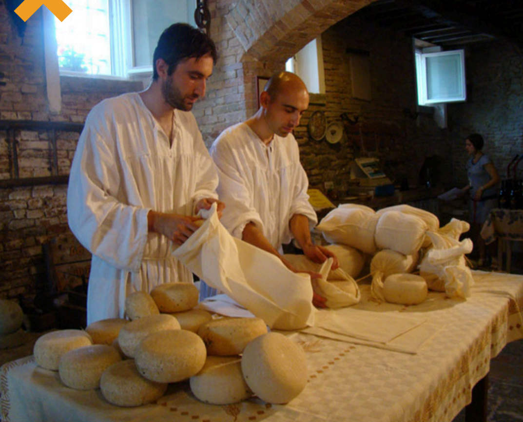 Lavorazione del formaggio di fossa