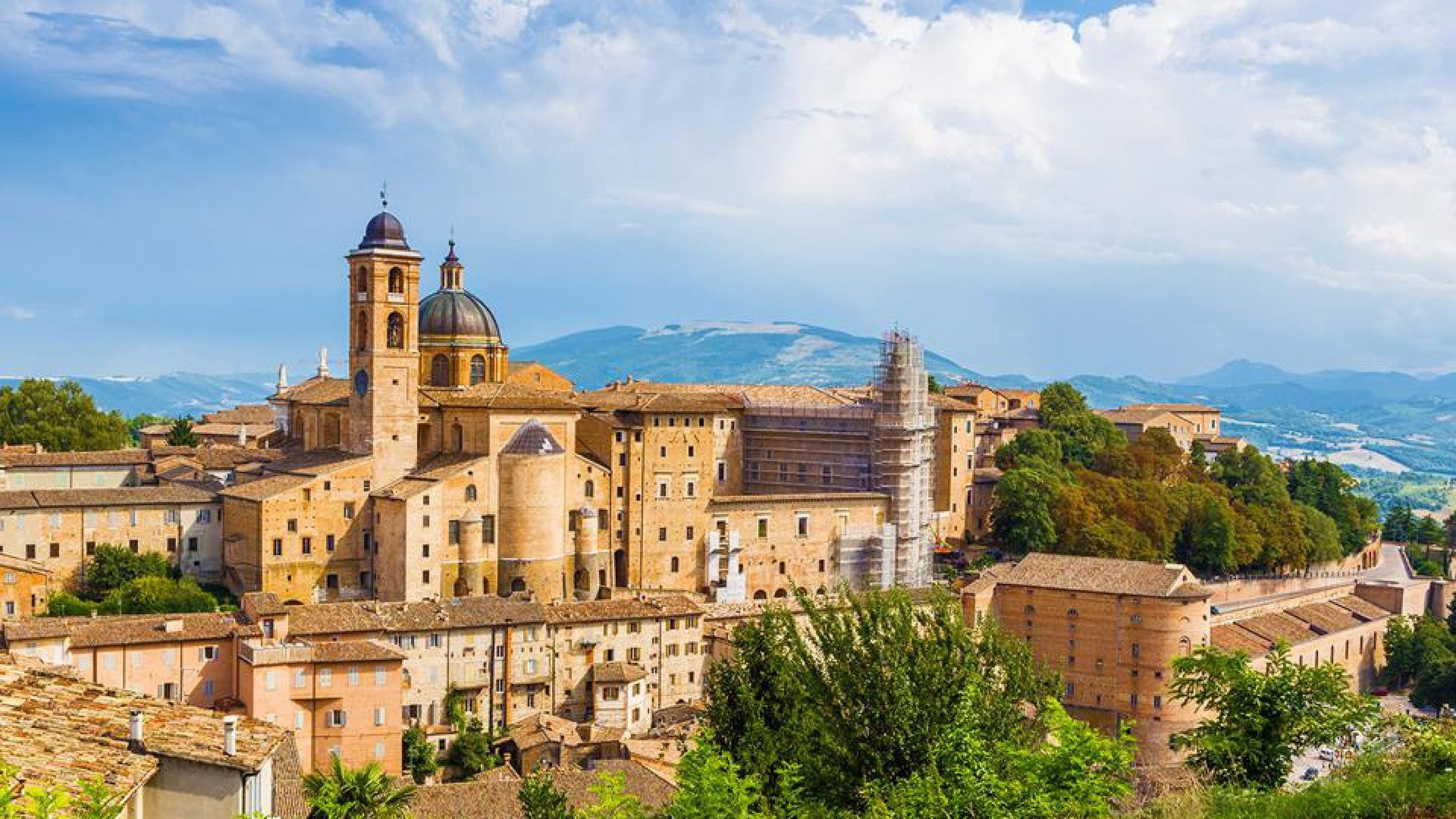Veduta di Urbino, città del Rinascimento nelle Marche